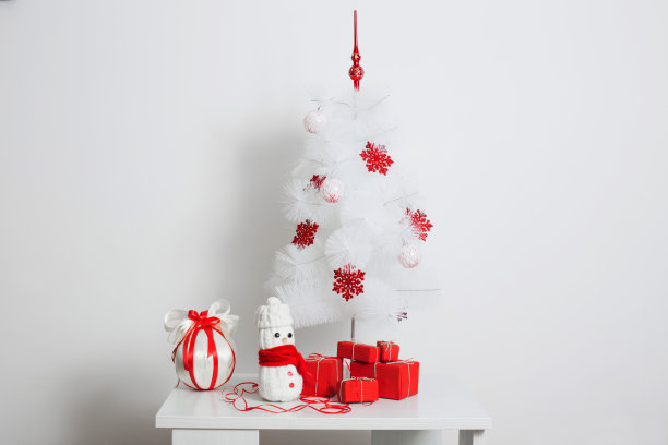 雪人装饰在圣诞树上用红色的礼盒图片下载