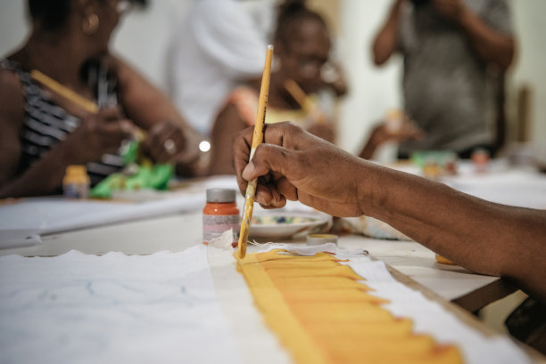 一个巴西妇女在社会项目的工作室里画纺织品图片下载