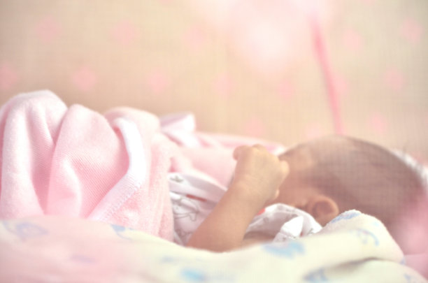 用粉色和柔和的光将宝宝模糊图片下载