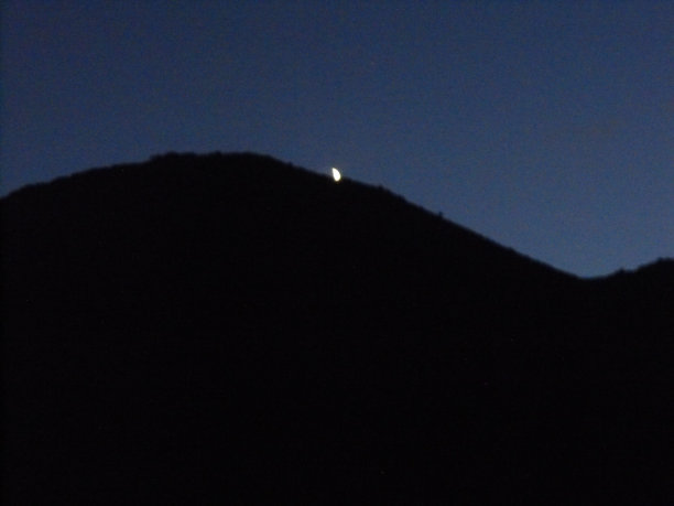 月亮在山图片下载