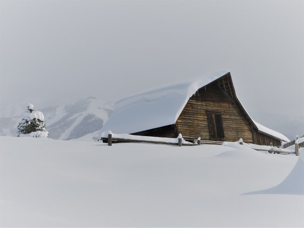 木质建筑完全被冰雪覆盖，犹如冬日仙境。图片下载
