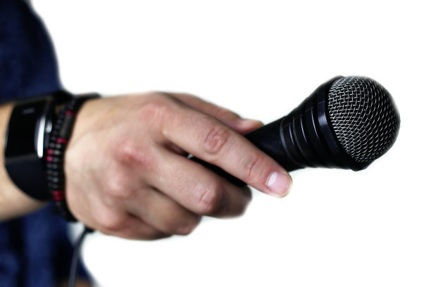 舞台上的麦克风由手握图片下载