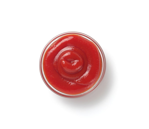 番茄酱在碗和罐子在桌子上图片下载
