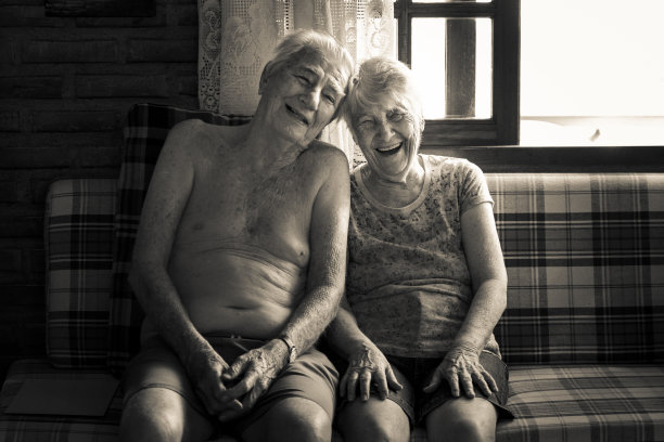 几个高年级的同学在沙发上一起笑图片下载