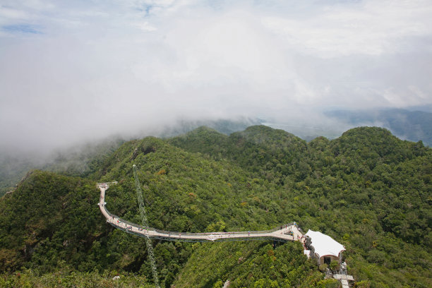 云中的兰卡威天桥图片下载