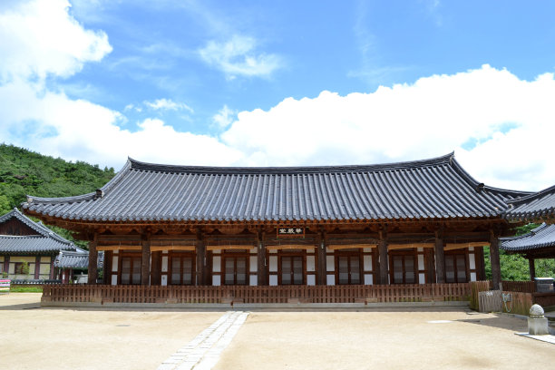 韩国八公山周围的一座简单的木庙。照片拍摄于2017年8月。翻译:“韩国佛教寺庙”图片下载