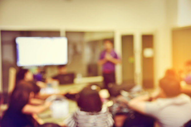 抽象模糊了大学课堂中的教育会议、商业、学生和人。教师讲学会议小组背景。图片下载