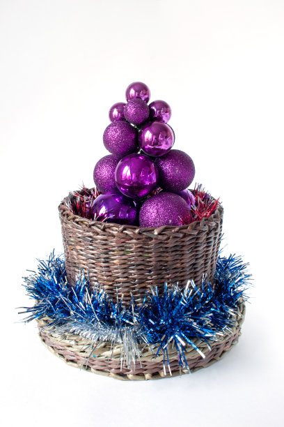 圣诞树在柳条篮子里。图片下载