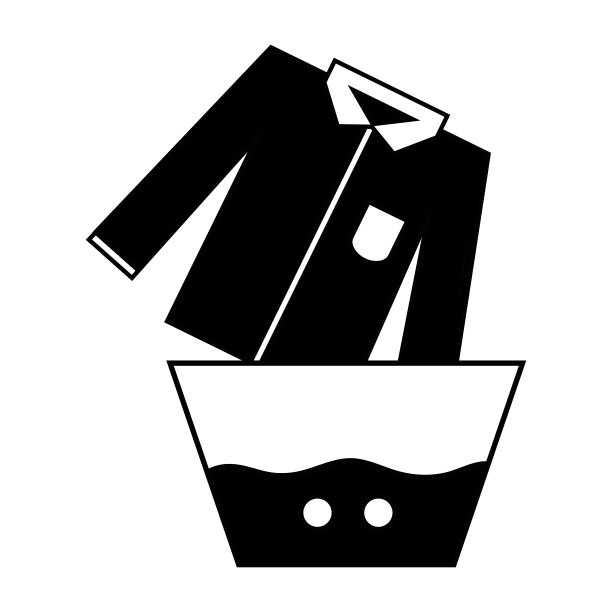 轮廓干净的衬衫浸泡在桶中与水图片下载