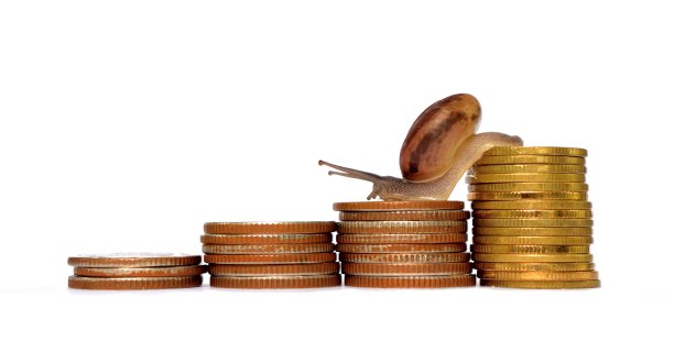 蜗牛爬上那堆硬币图片下载