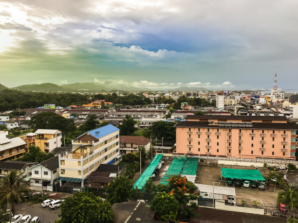 鸟瞰图的城市与天空。图片下载