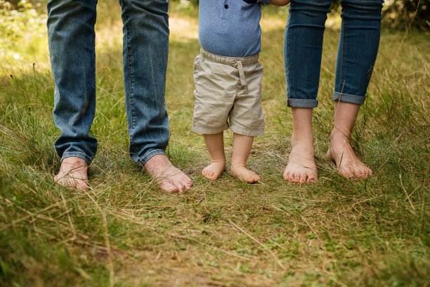 赤脚的家庭图片下载