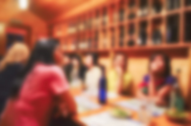 模糊旅游团在餐厅和咖啡厅晚上点餐。背景模糊的概念。图片下载
