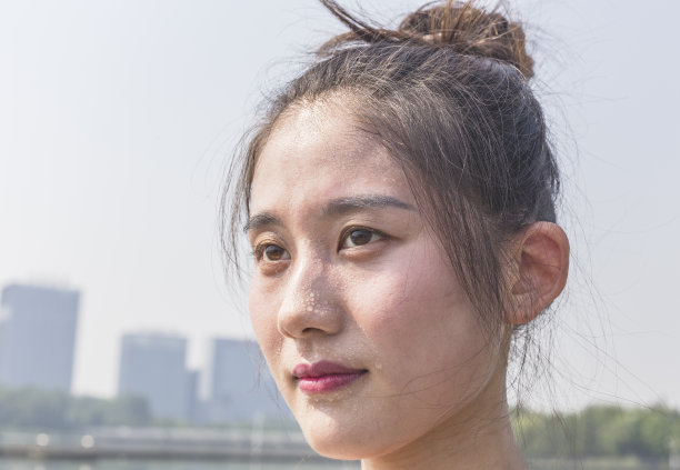 女人脸上出汗的特写素材图片