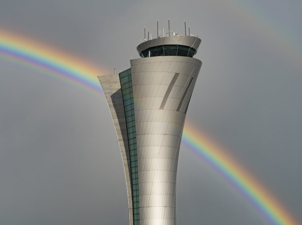 旧金山机场塔和彩虹图片下载