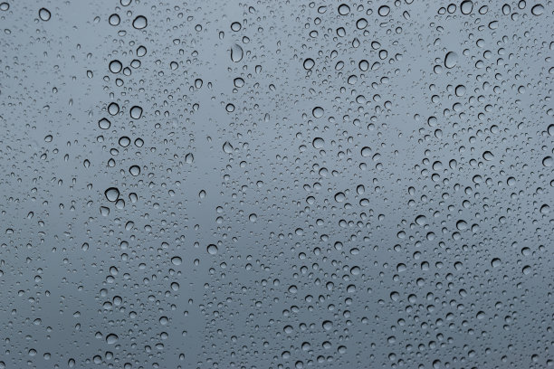 在恶劣的天气和大雨的日子里，水滴在窗户玻璃上是透明的。图片下载