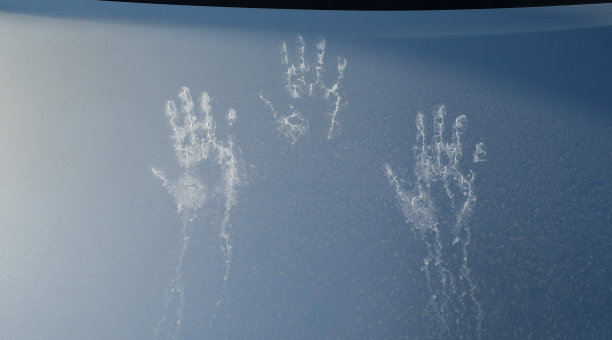 灰色背景上的白色手印图片下载