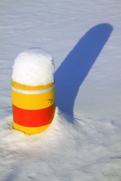 雪地里的金属路障，特写照片图片下载