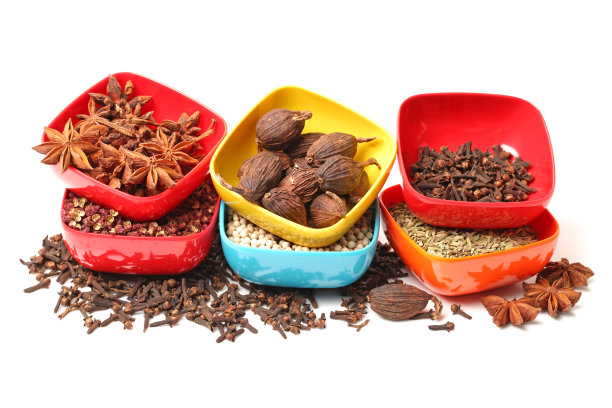 各种烹饪香料的白色背景图片下载