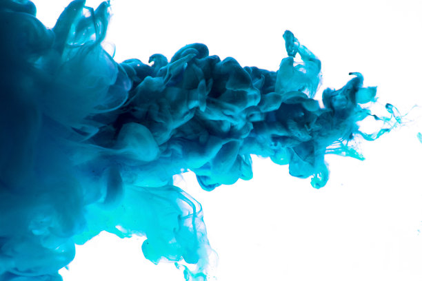 丙烯酸颜料和油墨在水中。抽象的背景帧。孤立在白色素材图片