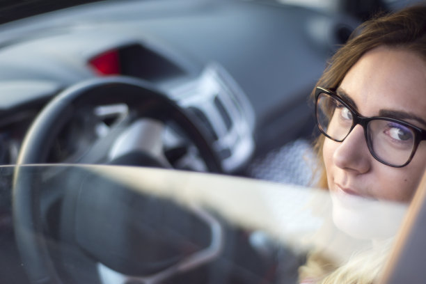 坐在车里的女人图片下载