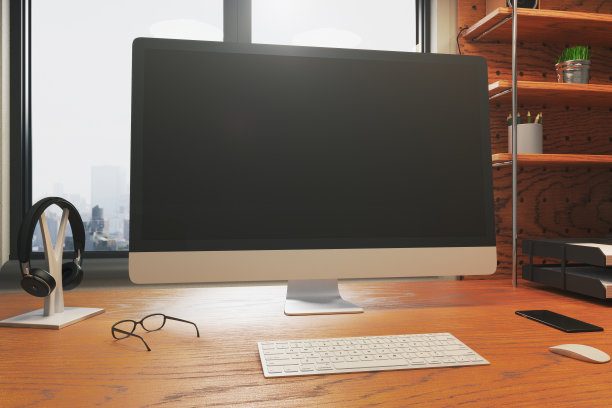 创造性的办公桌和空白的电脑图片下载