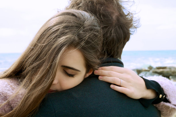 女人在恋爱中拥抱男友快乐图片下载