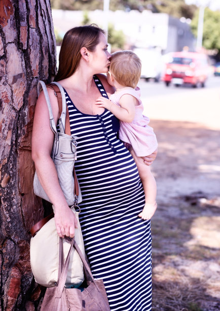 一名孕妇亲吻她的女儿图片下载
