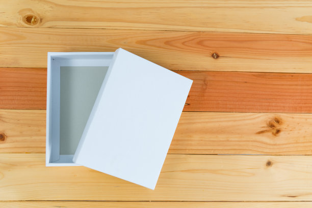 顶视图的空白白色礼盒在木桌与拷贝空间。图片下载