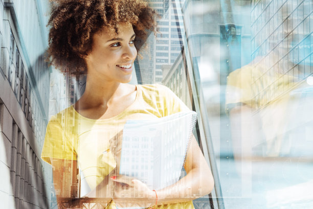 快乐勤奋的学生的特写图片下载