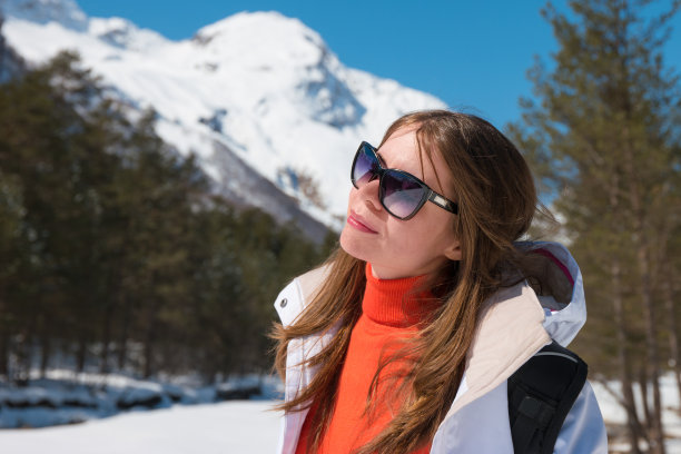 美丽的年轻女孩在大自然中仰望天空图片下载