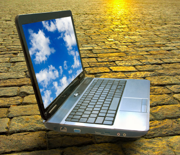 公路上的笔记本电脑特写图片下载