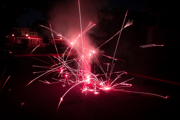 红色的烟花在地上爆炸图片下载