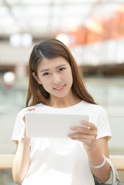 女人在商店里使用平板电脑图片下载