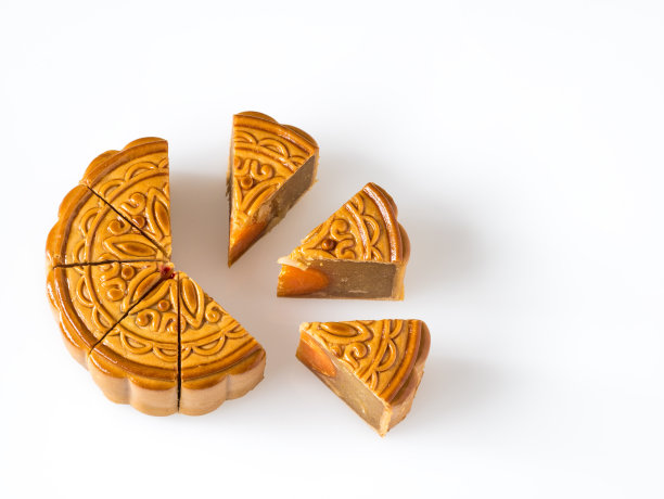 花图案月饼在白色的背景素材图片