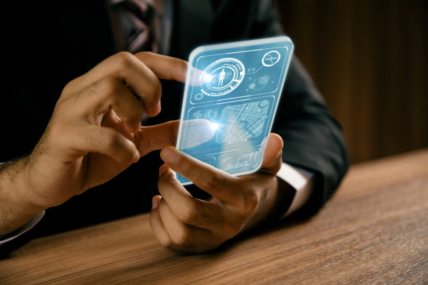 商人持有未来的信息设备。图形用户界面(GUI)。物联网。素材图片