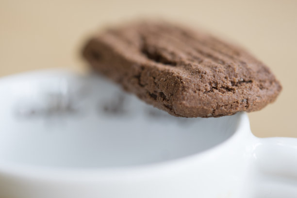 巧克力饼干蘸浓咖啡图片下载