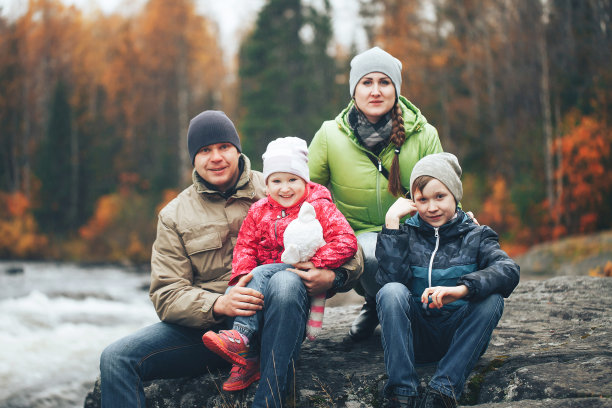 户外四口之家图片下载