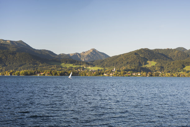 游艇在Tegernsee湖上航行在巴伐利亚阿尔卑斯与秋天森林的坏Wiessee前面，德国巴伐利亚图片下载