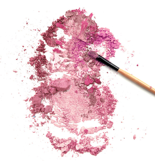 在粉末状化妆品上涂上腮红图片下载