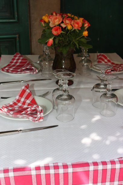 餐桌上摆满了餐具图片下载