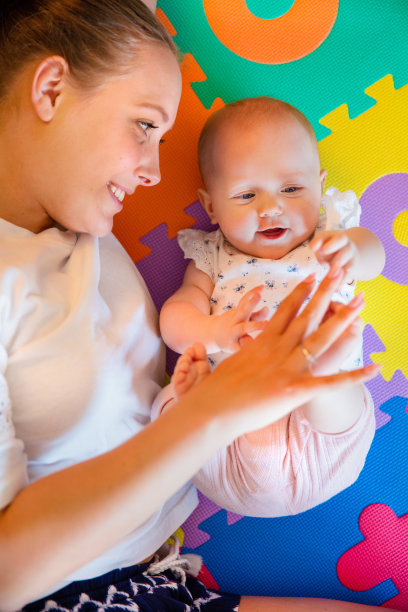 可爱的小女孩和她慈爱的妈妈玩图片下载