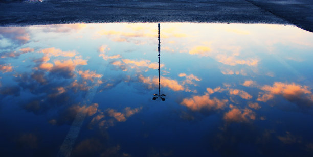 在水坑里拍照图片下载