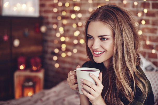 迷人的女人喝着热茶图片下载