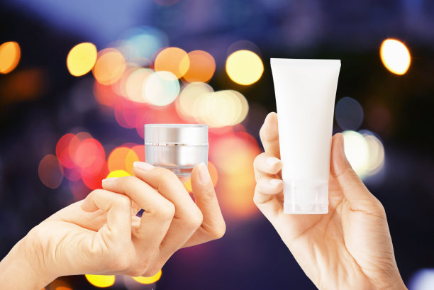 女人手握霜乳液图片下载