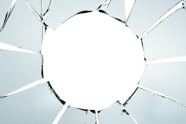 破碎的玻璃和洞孤立在白色纹理墙纸背景物体设计碰撞事故的概念图片下载