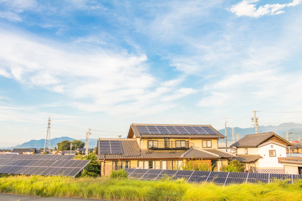 太阳能电池板，光伏组件创新绿色能源，为生活提供蓝天背景。素材图片