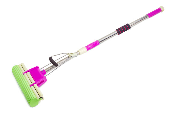 海绵拖把与剪辑在一个白色的背景图片下载