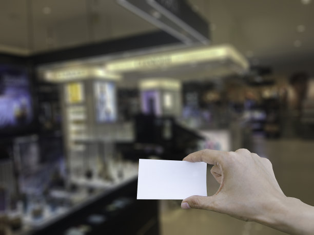 在机场柜台办理登机手续时，手持空白信用卡或机票图片下载