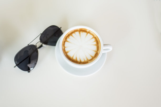 咖啡杯在咖啡厅，柔焦图片下载